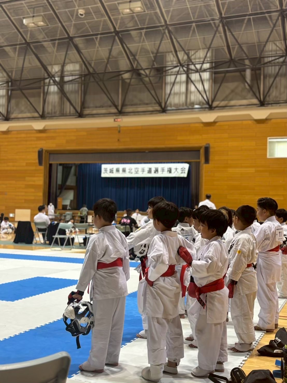 試合を見つめる道場生たち